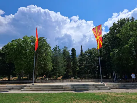 Јавниот парк во Колешино со македонските знамиња