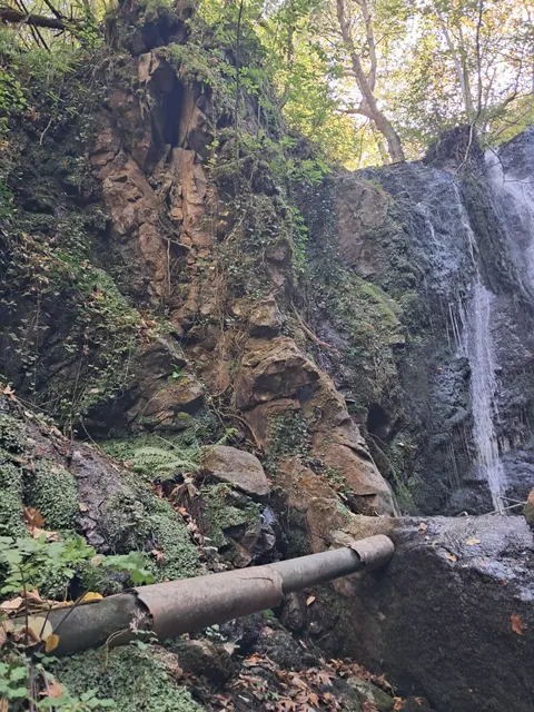 Водоводната цева под карпестата падина кај водопадот