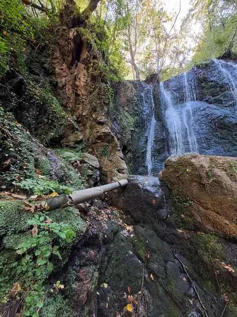 Водопадот и водоводната цева што обезбедува вода за Колешино